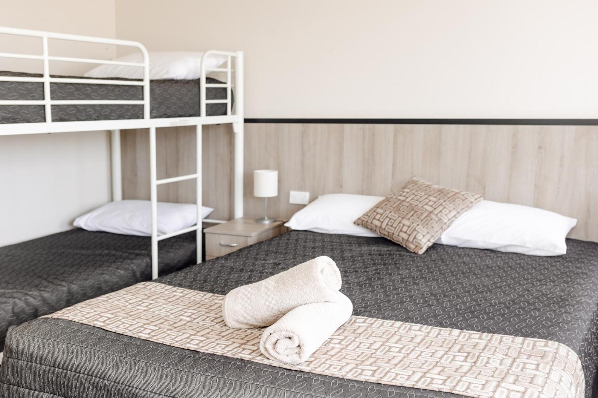 Starline Motor Inn Miles Екстериор снимка