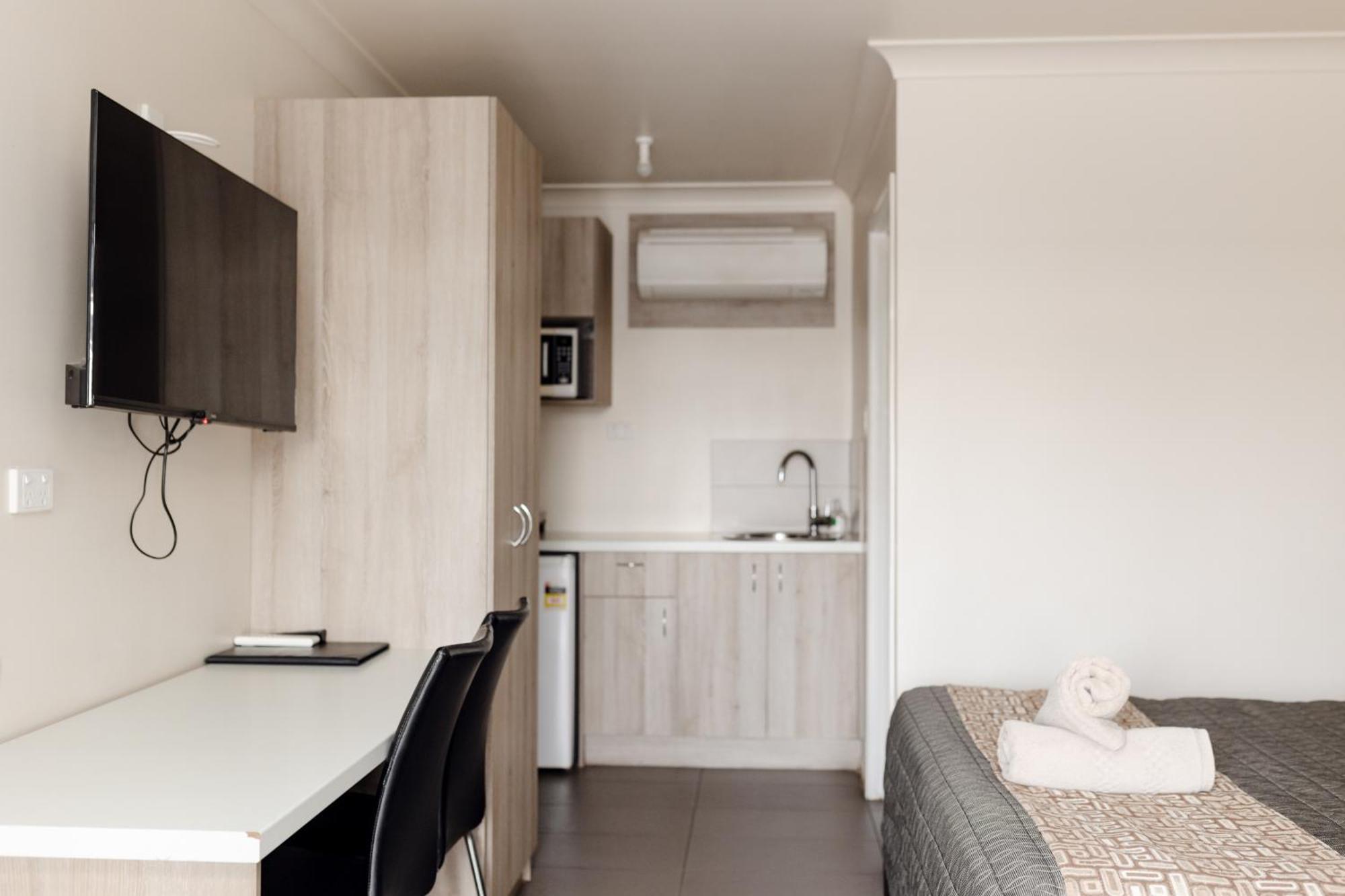 Starline Motor Inn Miles Екстериор снимка