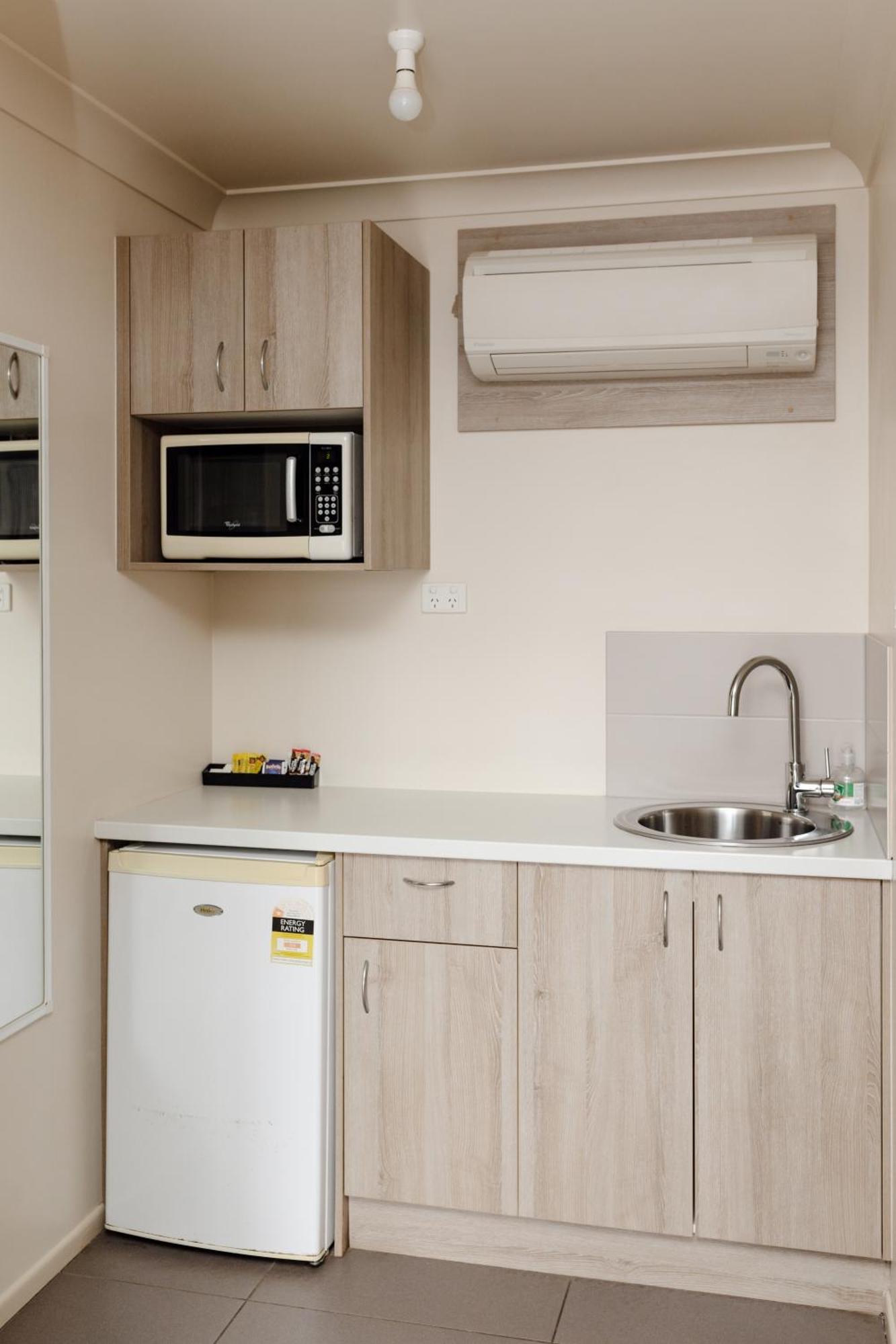 Starline Motor Inn Miles Екстериор снимка
