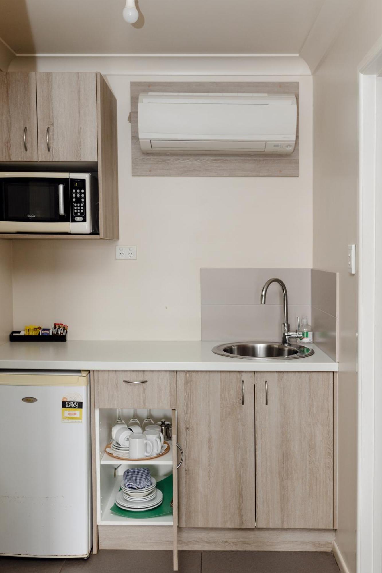 Starline Motor Inn Miles Екстериор снимка