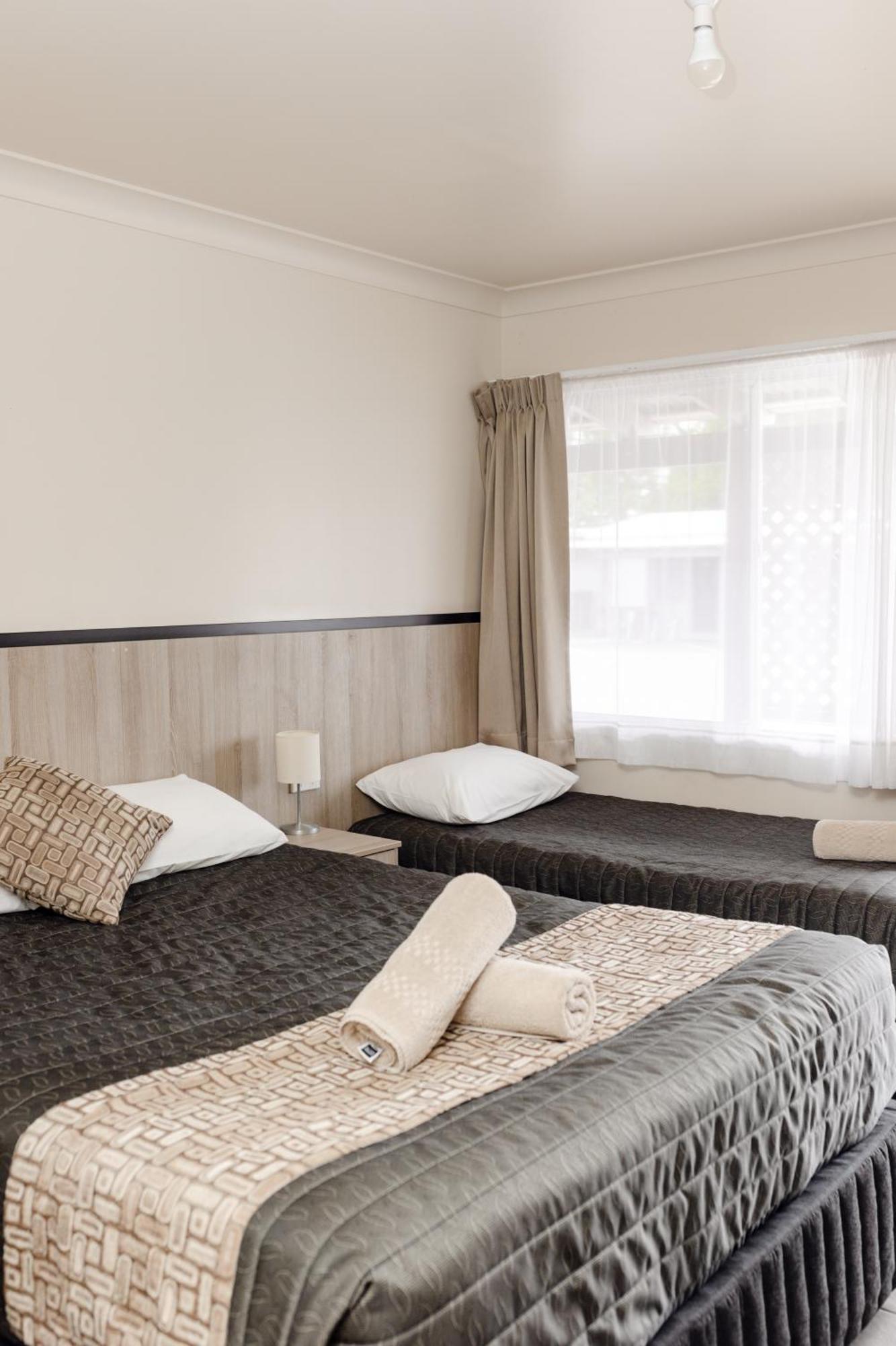 Starline Motor Inn Miles Екстериор снимка