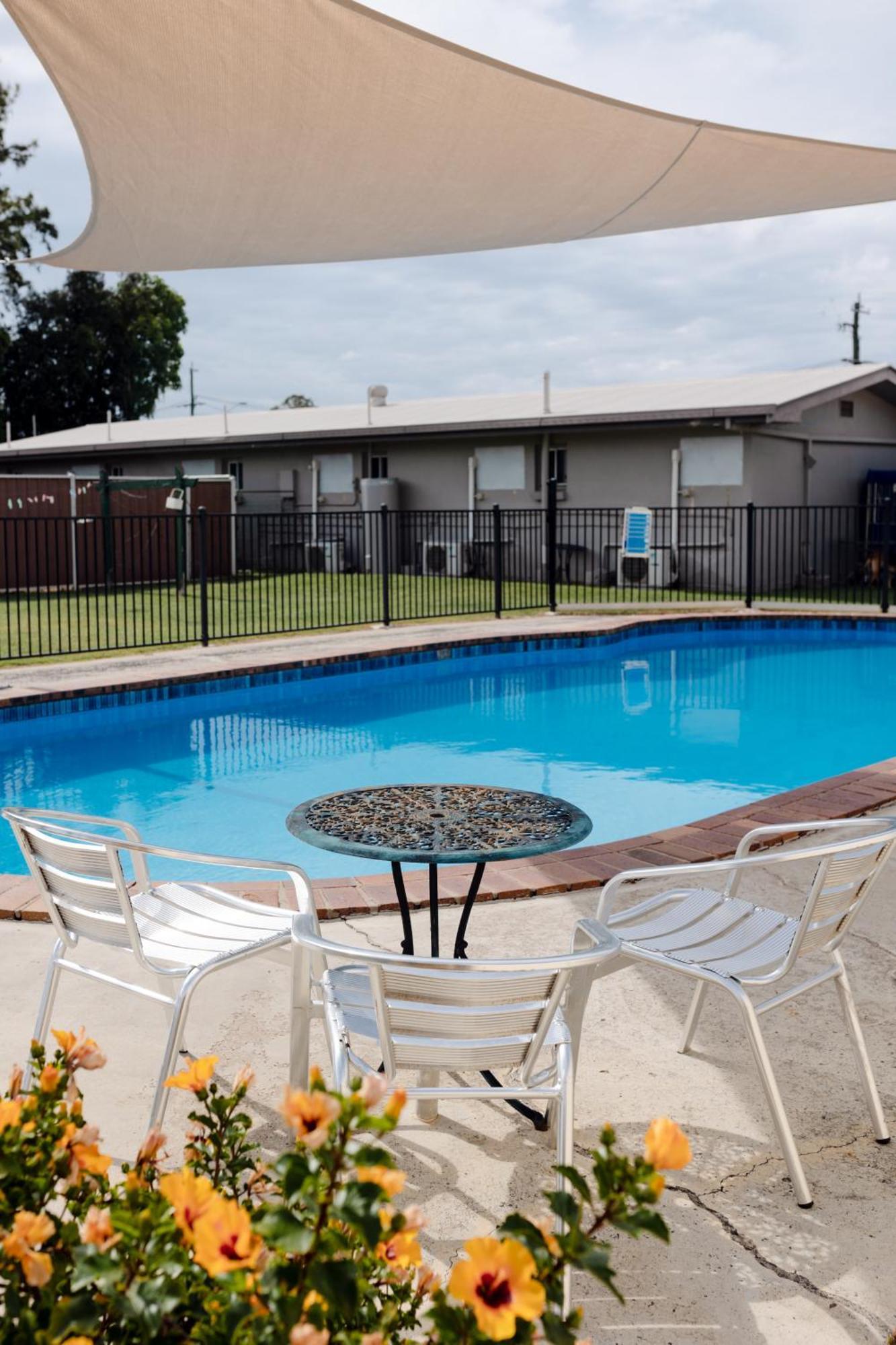 Starline Motor Inn Miles Екстериор снимка