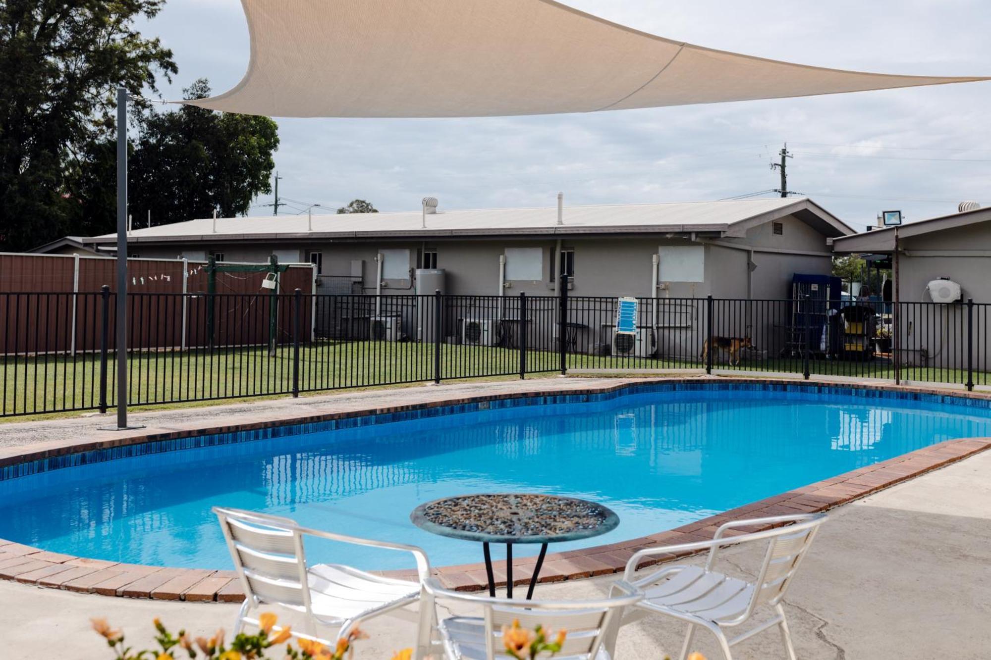 Starline Motor Inn Miles Екстериор снимка